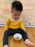 10903三月桂花香～三月的桂花好香啊！老師遠赴花蓮看到新鮮的桂花，拿來和寶貝們分享～很香吧！