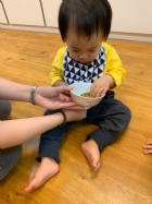 10903三月桂花香～三月的桂花好香啊！老師遠赴花蓮看到新鮮的桂花，拿來和寶貝們分享～很香吧！