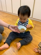 10903三月桂花香～三月的桂花好香啊！老師遠赴花蓮看到新鮮的桂花，拿來和寶貝們分享～很香吧！