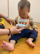 10903三月桂花香～三月的桂花好香啊！老師遠赴花蓮看到新鮮的桂花，拿來和寶貝們分享～很香吧！