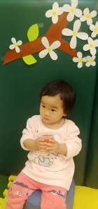 10903三月桂花香～三月的桂花好香啊！老師遠赴花蓮看到新鮮的桂花，拿來和寶貝們分享～很香吧！