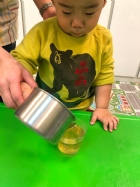 10903三月桂花香～三月的桂花好香啊！老師遠赴花蓮看到新鮮的桂花，拿來和寶貝們分享～很香吧！