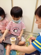 綾綾老師手做繪本～寶寶玩得很高興呢！