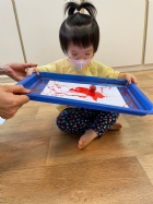 11110可愛的滾珠畫～很專心的看著彈珠滾來滾去～