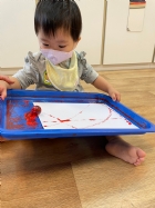 11110可愛的滾珠畫～很專心的看著彈珠滾來滾去～