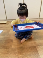 11110可愛的滾珠畫～很專心的看著彈珠滾來滾去～