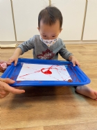 11110可愛的滾珠畫～很專心的看著彈珠滾來滾去～