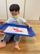 11110可愛的滾珠畫～很專心的看著彈珠滾來滾去～