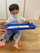 11110可愛的滾珠畫～很專心的看著彈珠滾來滾去～