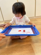 11110可愛的滾珠畫～很專心的看著彈珠滾來滾去～