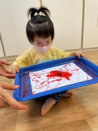 11110可愛的滾珠畫～很專心的看著彈珠滾來滾去～