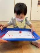 11110可愛的滾珠畫～很專心的看著彈珠滾來滾去～