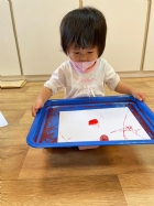 11110可愛的滾珠畫～很專心的看著彈珠滾來滾去～