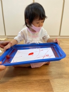 11110可愛的滾珠畫～很專心的看著彈珠滾來滾去～