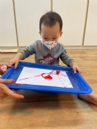 11110可愛的滾珠畫～很專心的看著彈珠滾來滾去～