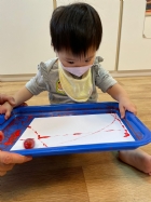 11110可愛的滾珠畫～很專心的看著彈珠滾來滾去～