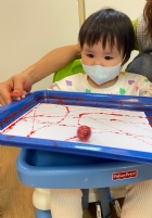 11110可愛的滾珠畫～很專心的看著彈珠滾來滾去～