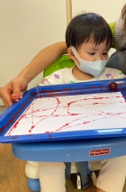 11110可愛的滾珠畫～很專心的看著彈珠滾來滾去～