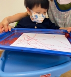 11110可愛的滾珠畫～很專心的看著彈珠滾來滾去～