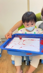 11110可愛的滾珠畫～很專心的看著彈珠滾來滾去～