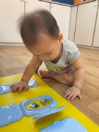 11110請寶貝試著對對看～同樣的車車要擺在一起哦！