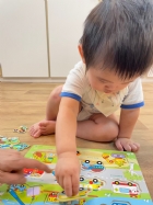 11110請寶貝試著對對看～同樣的車車要擺在一起哦！