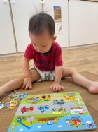 11110請寶貝試著對對看～同樣的車車要擺在一起哦！