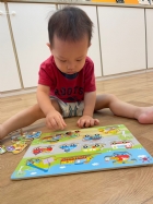 11110請寶貝試著對對看～同樣的車車要擺在一起哦！