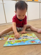 11110請寶貝試著對對看～同樣的車車要擺在一起哦！