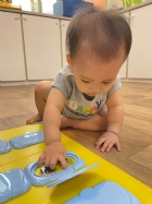 11110請寶貝試著對對看～同樣的車車要擺在一起哦！