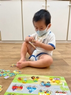 11110請寶貝試著對對看～同樣的車車要擺在一起哦！