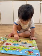 11110請寶貝試著對對看～同樣的車車要擺在一起哦！