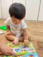 11110請寶貝試著對對看～同樣的車車要擺在一起哦！