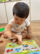 11110請寶貝試著對對看～同樣的車車要擺在一起哦！