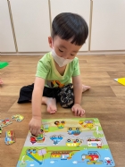 11110請寶貝試著對對看～同樣的車車要擺在一起哦！