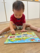 11110請寶貝試著對對看～同樣的車車要擺在一起哦！