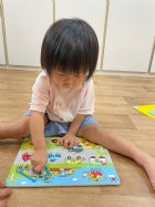 11110請寶貝試著對對看～同樣的車車要擺在一起哦！