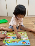 11110請寶貝試著對對看～同樣的車車要擺在一起哦！