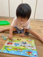 11110請寶貝試著對對看～同樣的車車要擺在一起哦！