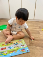 11110請寶貝試著對對看～同樣的車車要擺在一起哦！