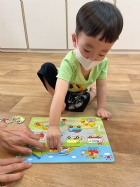 11110請寶貝試著對對看～同樣的車車要擺在一起哦！