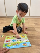 11110請寶貝試著對對看～同樣的車車要擺在一起哦！