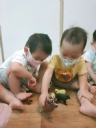 11110讓我們仔細觀察寶寶間可愛的互動吧!