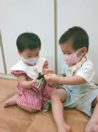 11110讓我們仔細觀察寶寶間可愛的互動吧!
