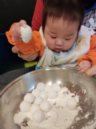 11102荳荳班的寶寶～和老師一起滾元宵