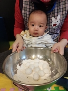 11102荳荳班的寶寶～和老師一起滾元宵