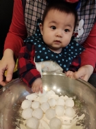 11102荳荳班的寶寶～和老師一起滾元宵
