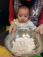 11102荳荳班的寶寶～和老師一起滾元宵