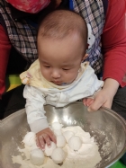 11102荳荳班的寶寶～和老師一起滾元宵