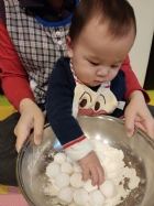 11102荳荳班的寶寶～和老師一起滾元宵